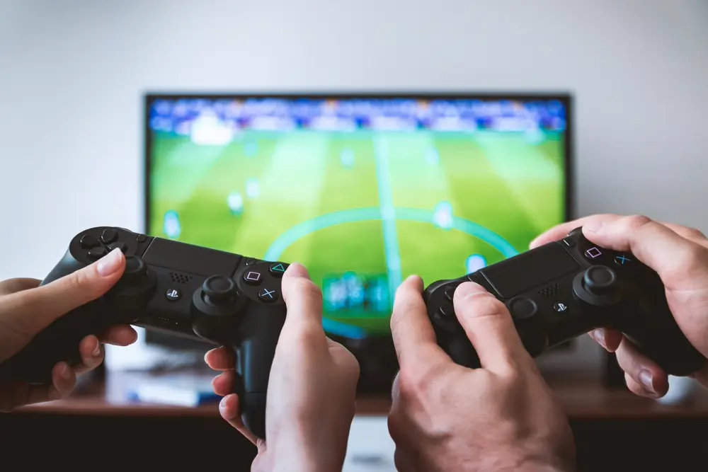 Control de videojuegos frente a una pantalla, ilustrando el ranking de youtubers peruanos gamers