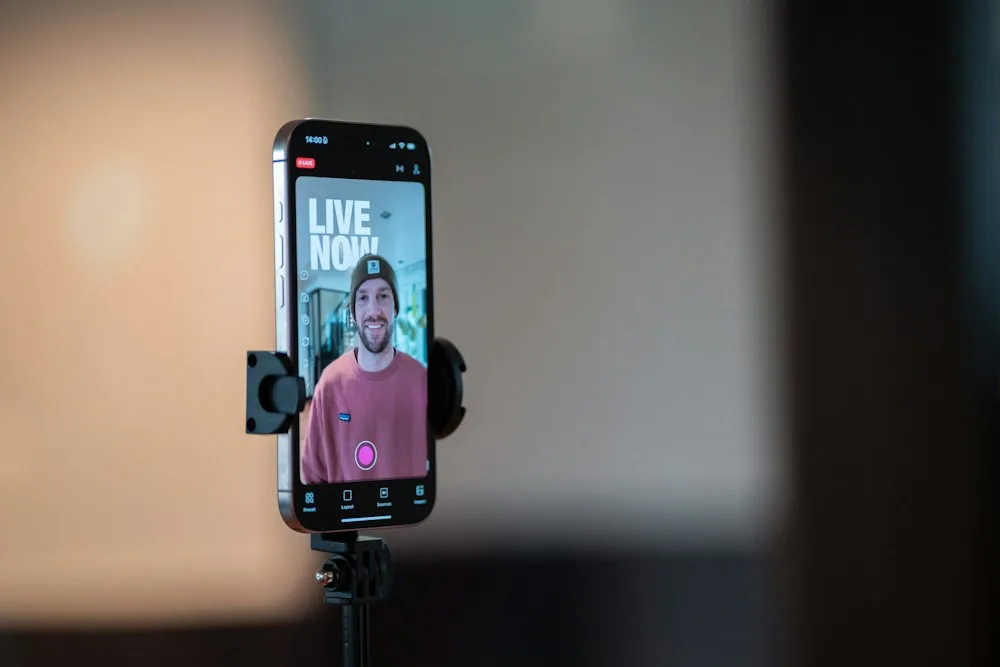Celular transmitiendo en vivo, guia para hacer un live en TikTok en Peru
