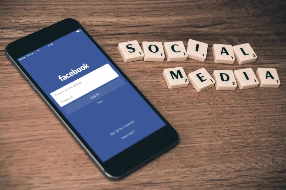 Celular con Facebook abierto, guia para comprar seguidores de Facebook en Peru