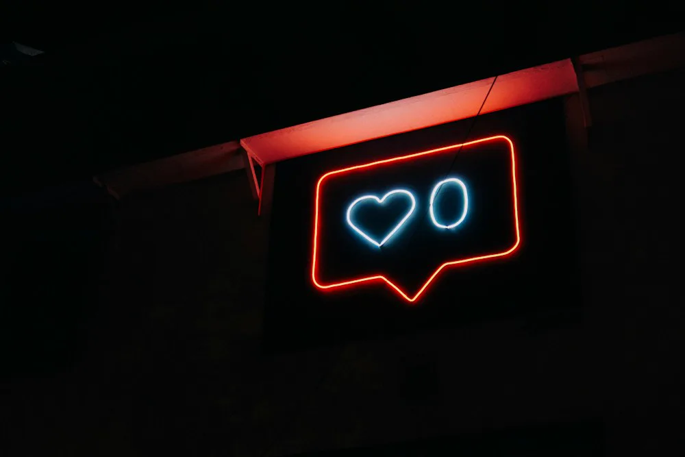 Letrero de neon con un corazon: comprar likes para un Reel viral