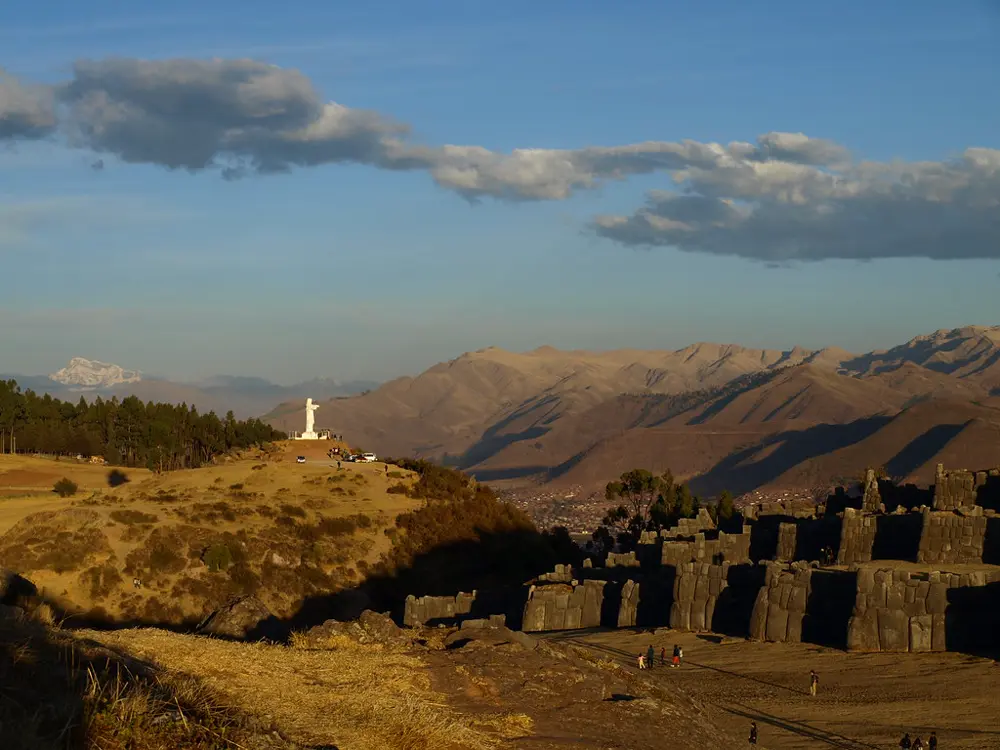 Vista panorámica de la ciudad de Cusco al atardecer, referencia al contenido de lifestyle y viajes en Instagram Perú