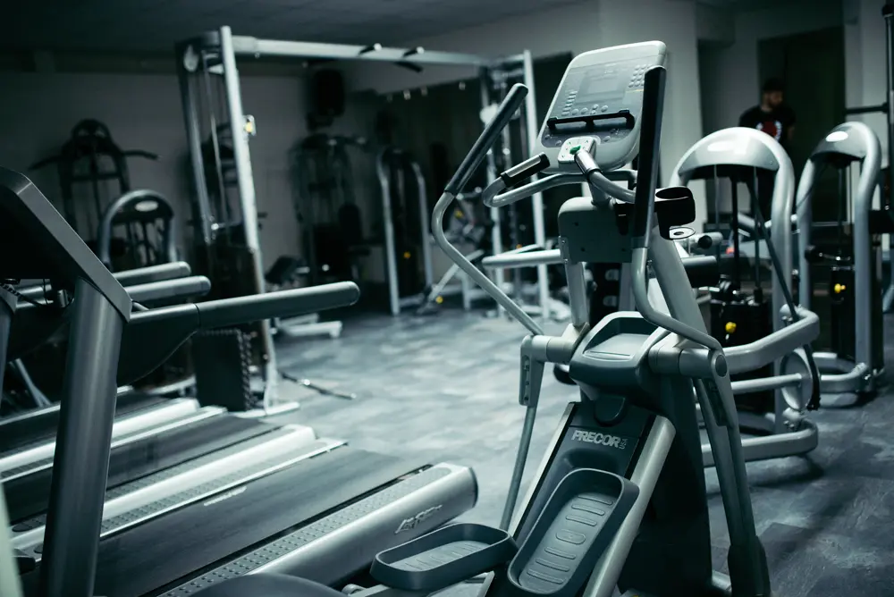 Sala de gimnasio con maquinas de entrenamiento, referencia al contenido de fitness y bienestar que comparte una creadora peruana en Instagram