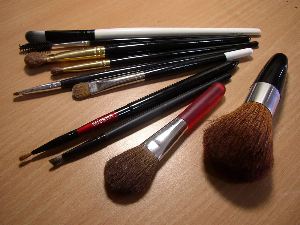 Set de brochas de maquillaje sobre fondo neutro, referencia al contenido de belleza en Instagram Peru