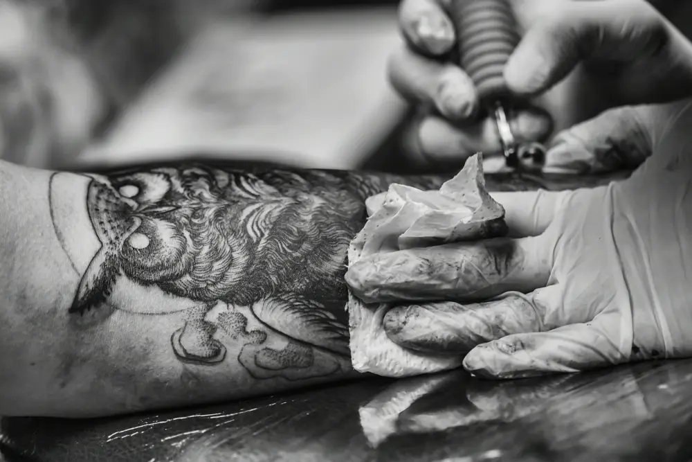 Brazo con un tatuaje de buho en blackwork, referencia al estilo neotradicional de arte y tatuajes en Instagram Peru