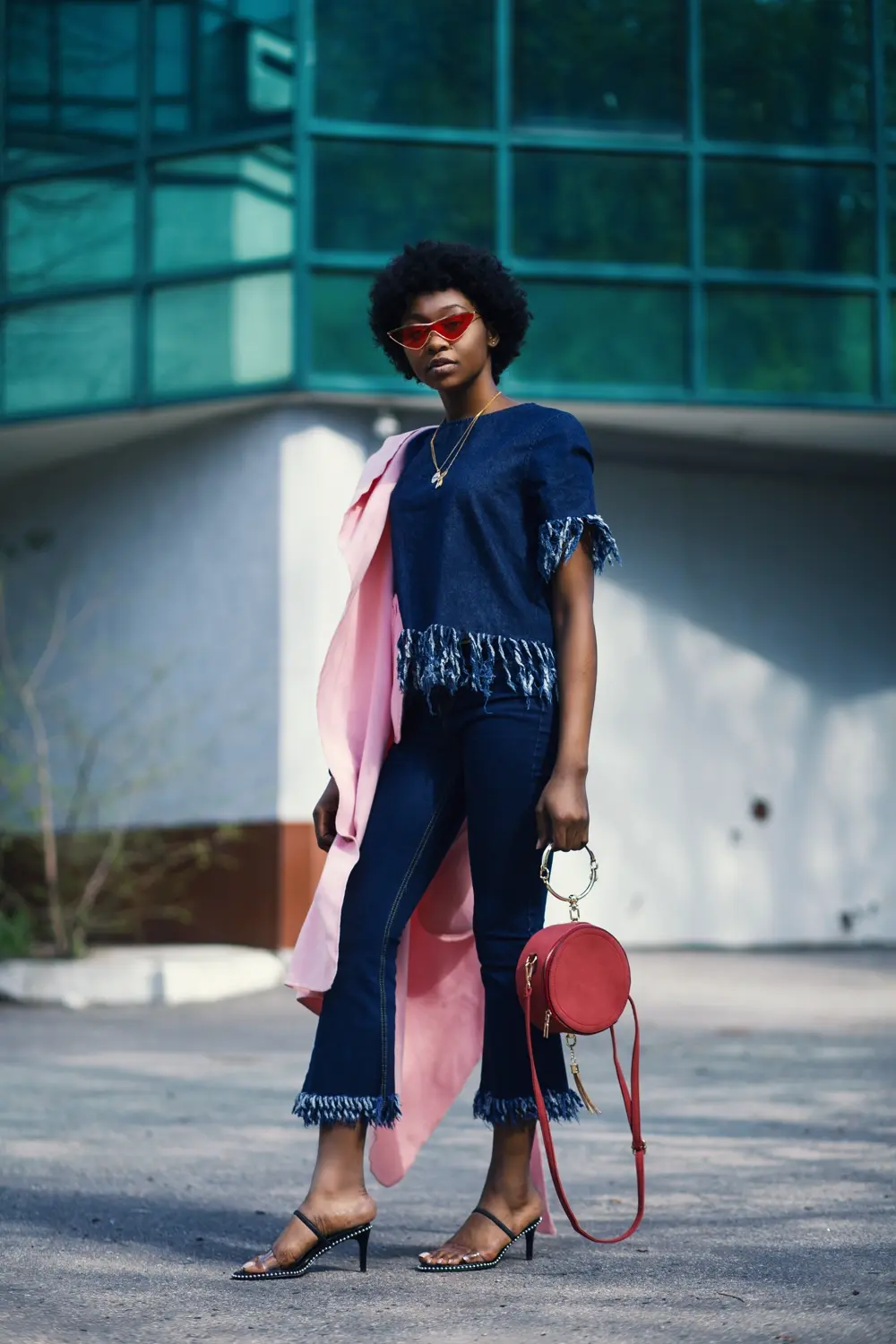 Look de street style con blazer denim y accesorios, referencia al contenido de moda en Instagram