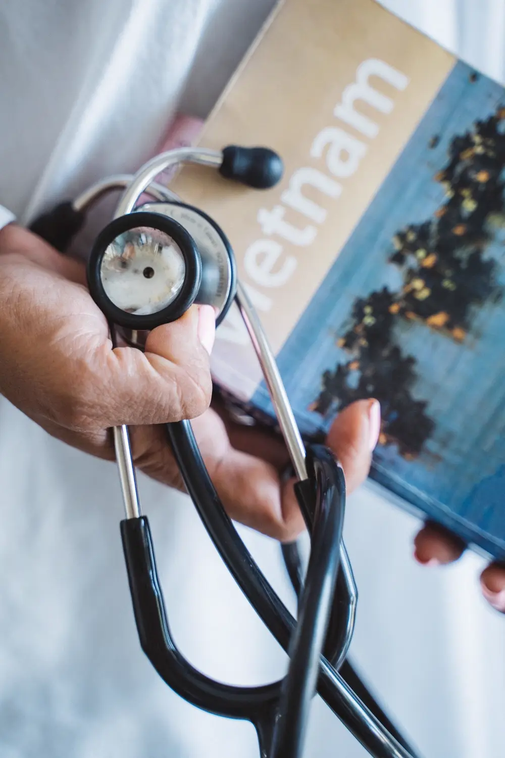 Estetoscopio apoyado sobre una pila de libros de medicina, referencia al contenido de estudios médicos en Instagram Perú