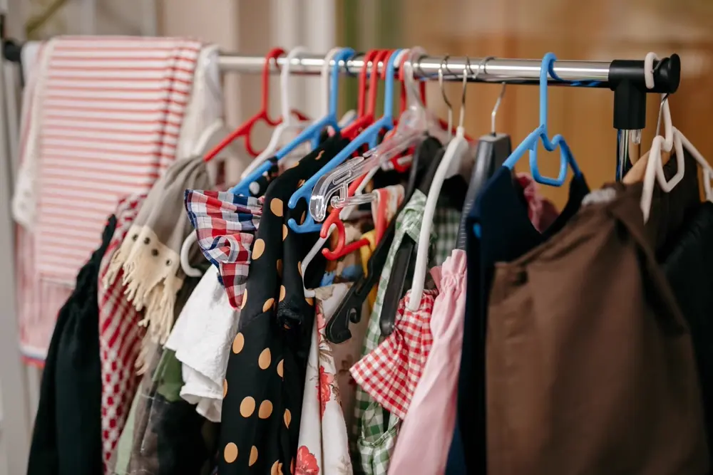 Rack con ropa colorida colgada en una boutique, referencia al contenido de moda y lifestyle en Instagram Peru
