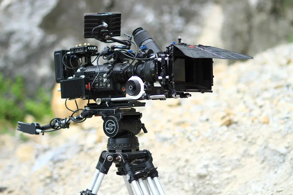 Cámara de cine profesional sobre trípode en una grabación al aire libre, referencia al contenido de fotografía y video en Instagram Perú