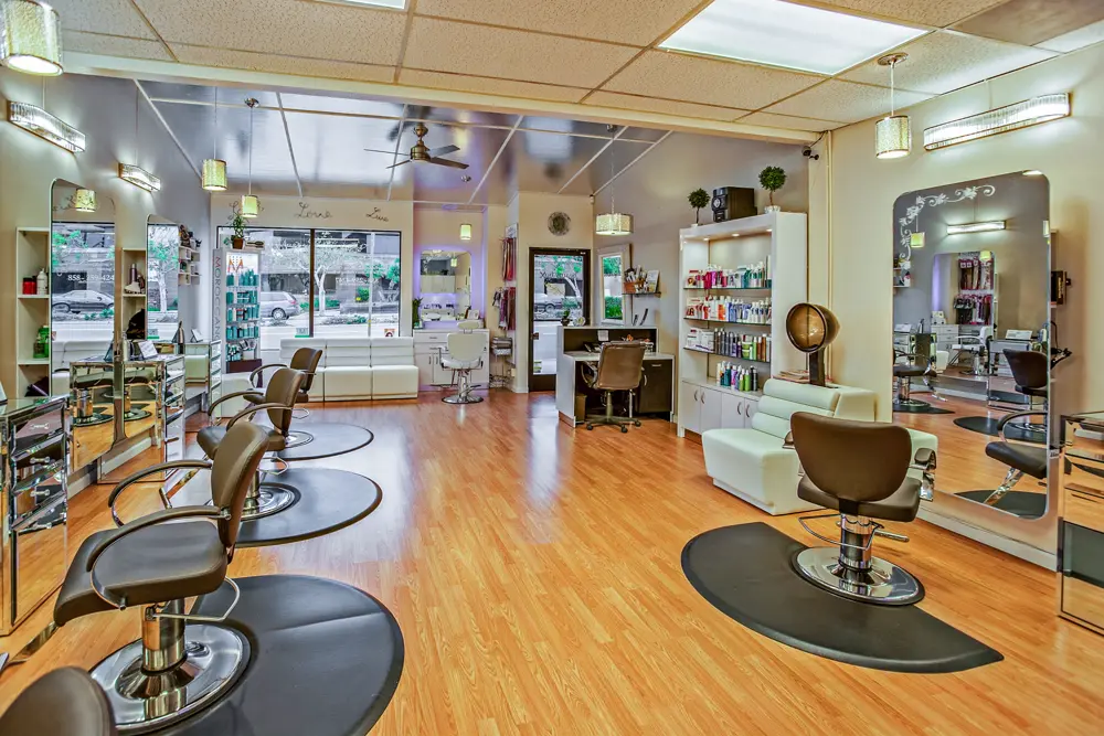 Interior de un salón de belleza con sillones y espejos, referencia al contenido de belleza y cuidado del cabello en Instagram Perú