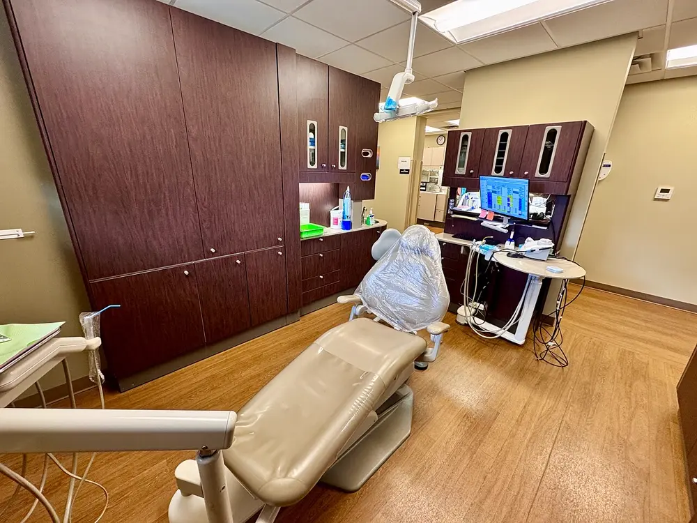 Sillón dental y equipos en un consultorio odontológico, referencia al contenido de salud pública dental de @kamila_sihuay en Instagram Perú