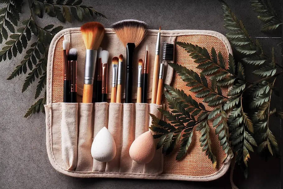 Estuche de brochas y esponjas de maquillaje sobre una mesa, referencia al trabajo de una maquilladora en Instagram