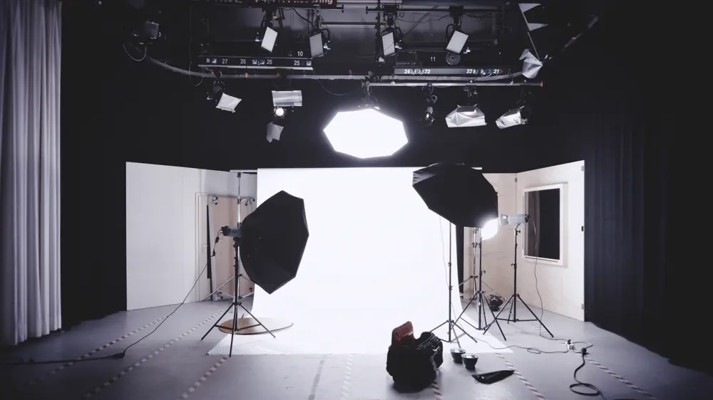 Estudio de fotografía con softboxes y fondo blanco listo para una sesión, referencia al modelaje fotográfico en Instagram Perú