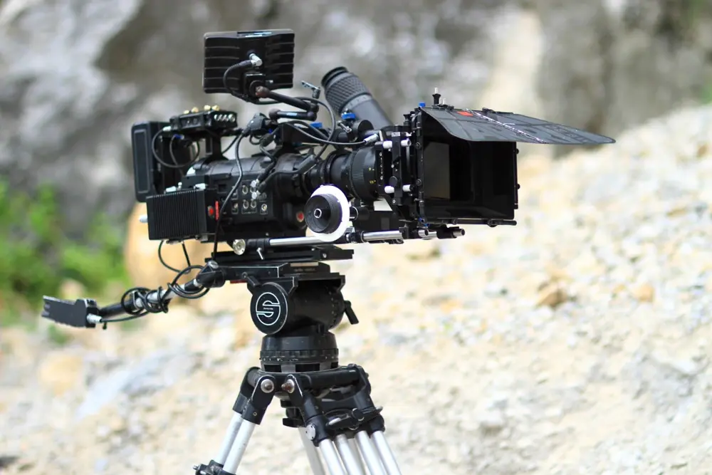 Cámara de cine profesional montada en un trípode al aire libre, referencia al contenido audiovisual en Instagram Perú