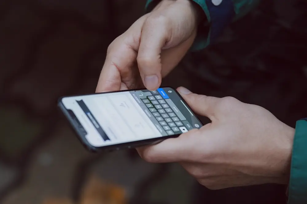 Persona revisando en el celular si bajaron sus seguidores comprados en Instagram, referencia a la garantía de reposición de InfluCheap