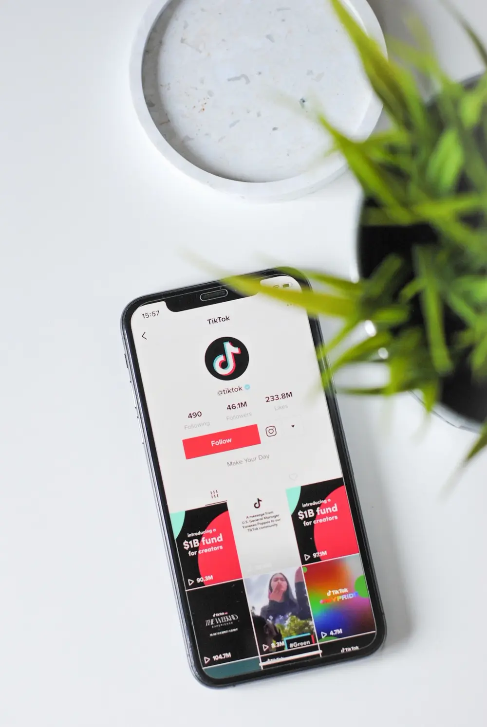 Persona sosteniendo un celular abierto en TikTok, referencia a comprar seguidores de TikTok en Perú